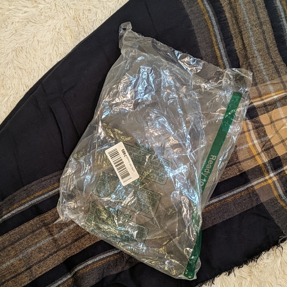 Large Navy and Gold Plaid Blanket Scarf NWOT - Picture 7 of 7